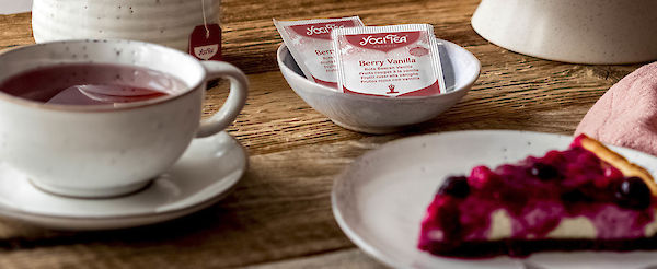 Vegan cheesecake with a berry glaze – YOGI TEA® Berry Vanilla